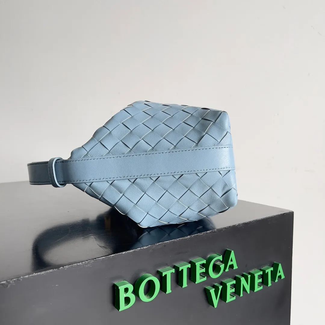 Batch 1360 It is predicted that BV Bottega’s lunch bag will be popular again this year. The entire bag is made of top nappa lambskin, which is very soft and lightweight. It also uses the intrecciato weaving process that the two founders spent several months developing from the beginning of the brand. It is completely hand-woven by Italian craftsmen. It perfectly reflects the craftsmanship of Bottega. The entire bag shape is also a very practical and popular lunch box bag type. The slightly curved arc of the bag mouth can also better fit our wrists. Style number: 754443 Size: 22*13*9